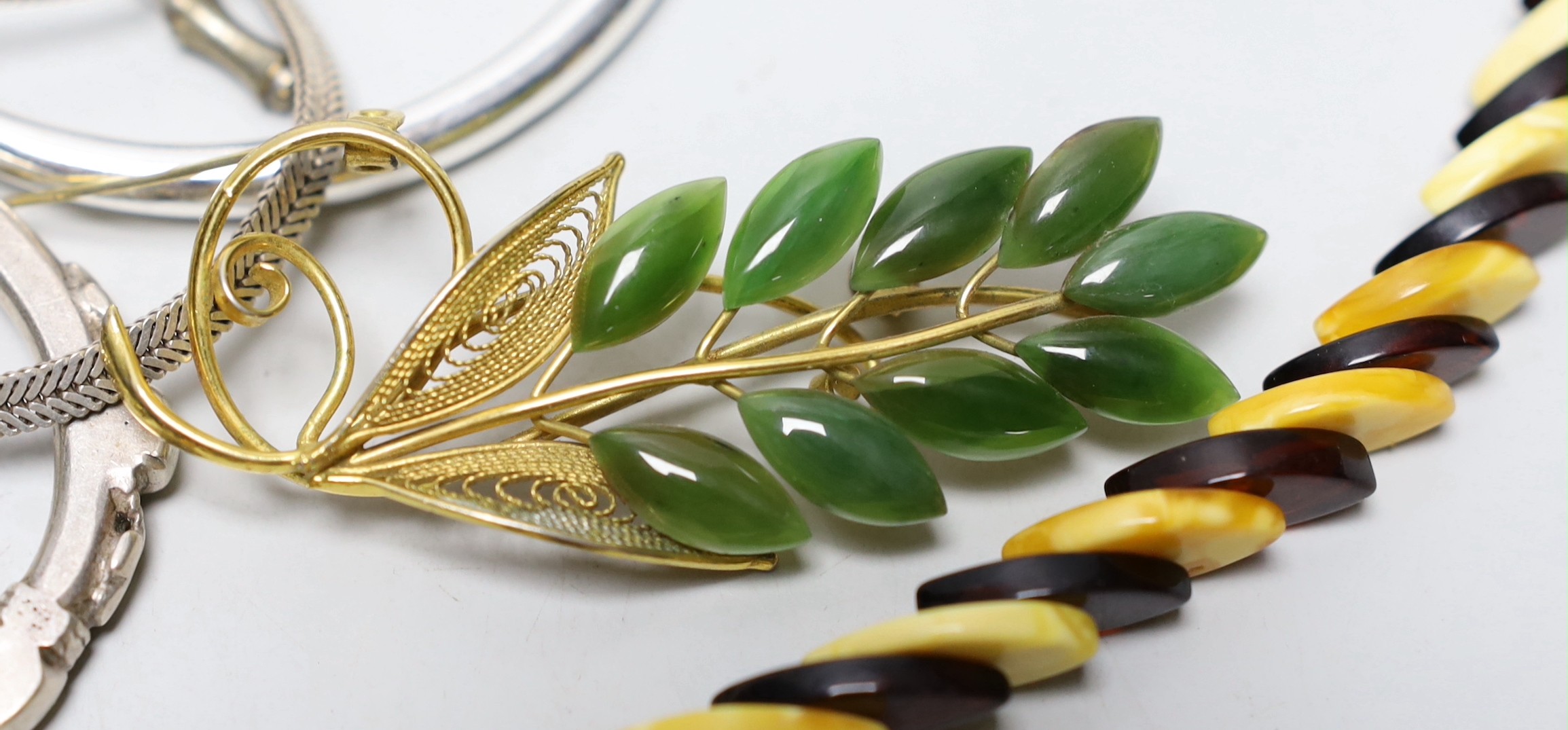 Sundry jewellery including silver and gem set circular brooch, costume and other items.